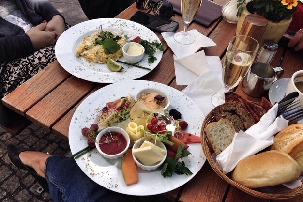 Zdjęcie szampana i brunch podawane na drewnianym stole