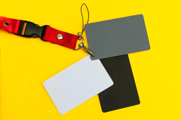Szara karta z czerwonym paskiem narzędzie fotografa do określania prawidłowego bilansu białego