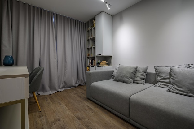 Szara luksusowa sypialnia z eleganckimi i nowoczesnymi detalami