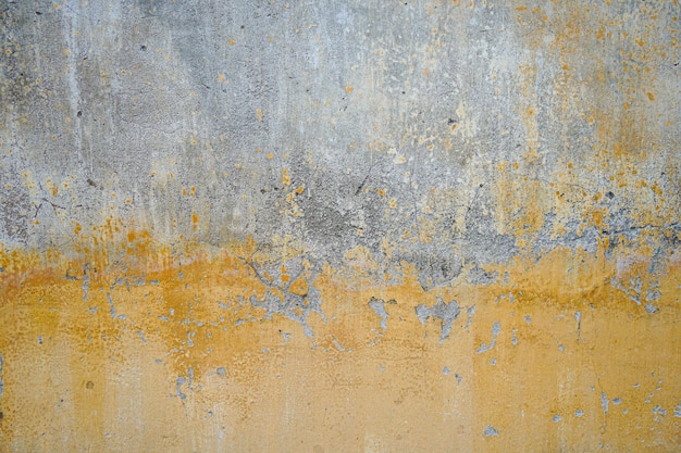 Szara ściana z żółtą i pomarańczową farbą