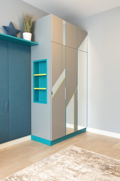 Szara szafa z niebieskimi półkami i lustrami w pięknie urządzonym pokoju