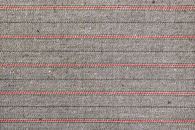 Szara tkanina bawełniana z teksturą czarno-czerwonych linii