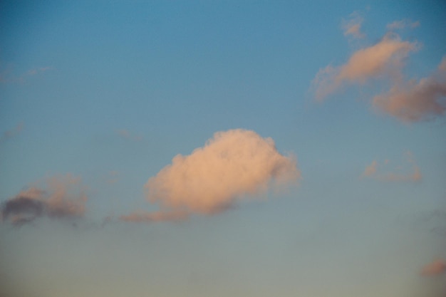 Szare chmury częściowo pokrywają niebo w ciągu dnia
