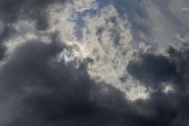 Szare letnie chmury burzowe w tle Widok zenitu z powierzchni ziemi