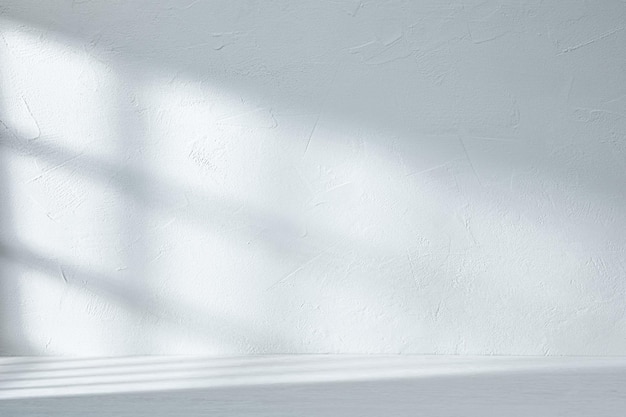 Zdjęcie szare niebieskie tło do prezentacji produktu z cieniem i światłem z okna
