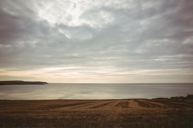 Szare niebo nad ekspansywnym oceanem