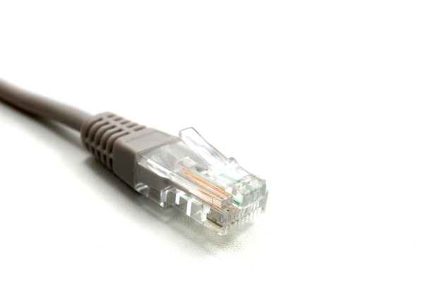 Szare połączenie sieciowe LAN Kabel Ethernet Kabel internetowy RJ45 na białym tle