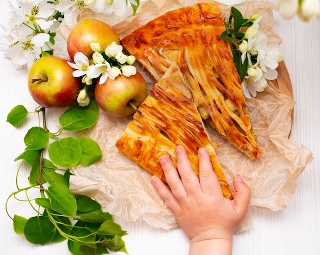 Szarlotka domowe wypieki jabłkowe ciasto francuskie jabłka carica kwiaty jabłoni