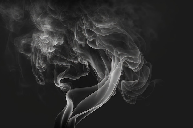 Szaro-biały dym wyizolowany na przerażającym czarnym tle