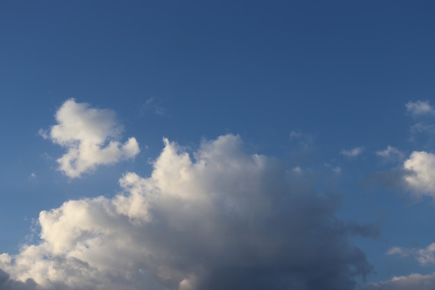 szarobiałe puszyste chmury na niebieskim niebie