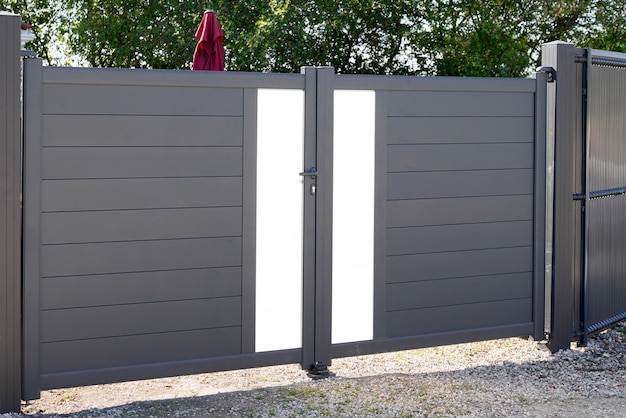 szary aluminium nowoczesny dom wysoka szara brama portal nowego wejścia podmiejskie drzwi domu