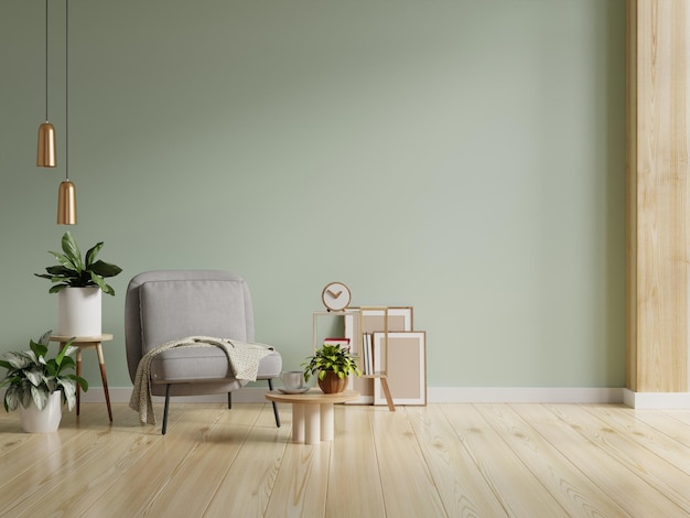 Szary fotel ze stołem na jasnozielonej ścianie i drewnianej podłodze