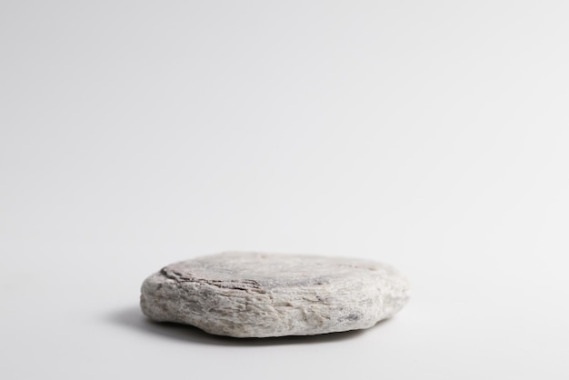Szary płaski, teksturowany kamienny piedestal na białym tle szablon do makiety baneru Minimalna koncepcja pustego podium scena prezentacji produktu
