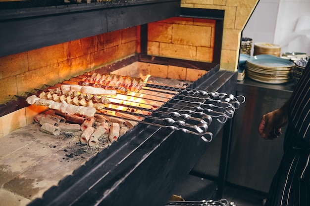 Szaszłyk Na Szaszłykach Z Różnych Rodzajów Mięs Smażony Na Grillu