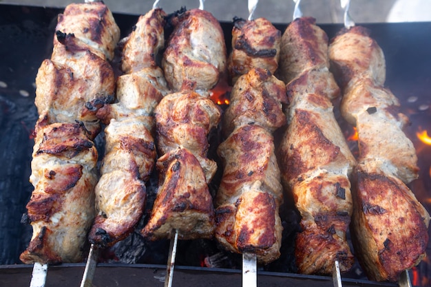 szaszłyk wieprzowy smażony na szaszłykach pieczony na grillu na węglu drzewnym przyjęcie i soczyste mięso