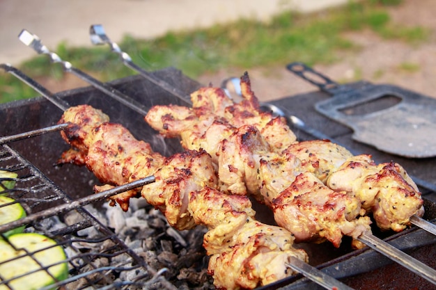 Szaszłyki z udka z indyka z sosem musztardowo-miodowym i cukinią na grillu