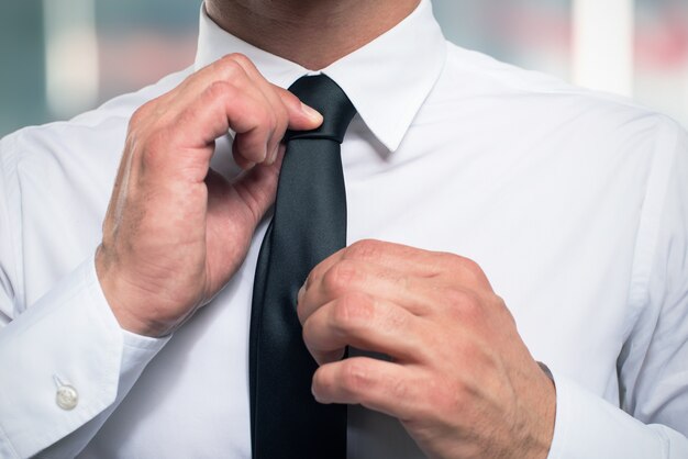 Szczegół biznesmen przystosowywa jego krawat