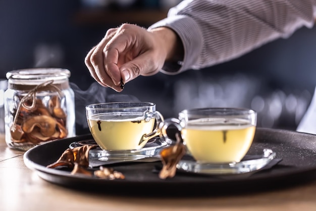 Szczegół Dłoni Barmana Aromatyzujący Napój Whisky Hot Toddy Z Goździkami