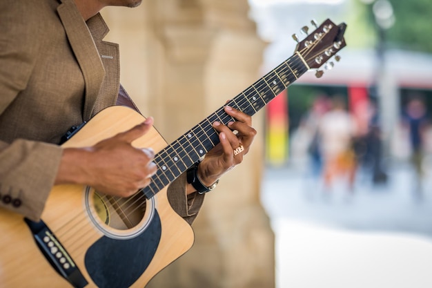 Szczegół łacińskiego Mężczyzny Grającego Na Gitarze Na Ulicy