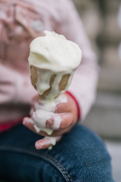 Szczegół Lody Trzyma Małą Dziewczynką