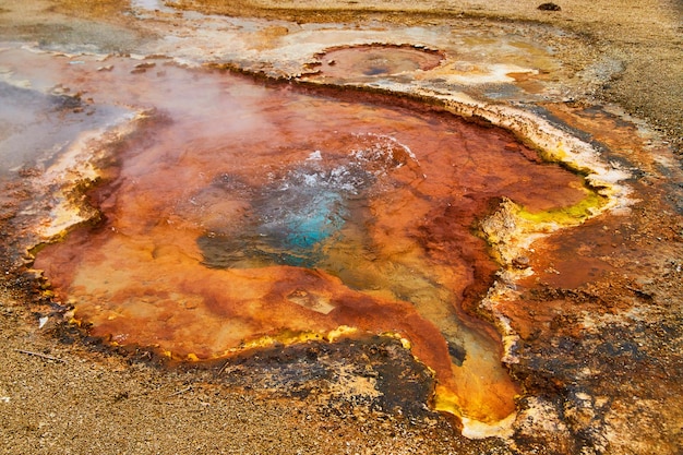 Zdjęcie szczegół małego basenu yellowstone z kolorowymi pierścieniami