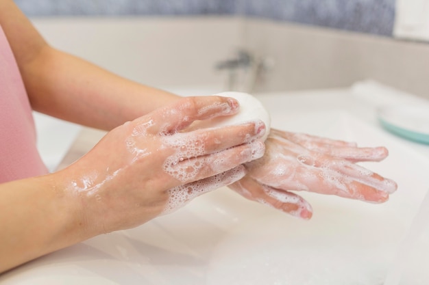 Zdjęcie szczegół mycie rąk koncepcja