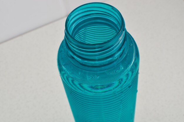 Zdjęcie szczegół niebieskiej butelki z wodą idealny partner dla sportowców, którzy cenią sobie właściwe nawodnienie