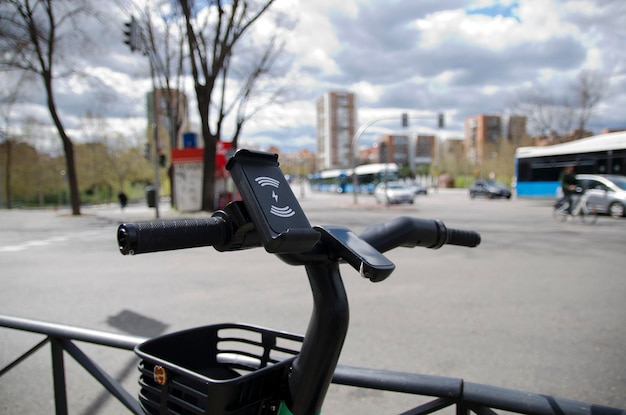 Szczegół roweru elektrycznego firmy rowerowej w mieście