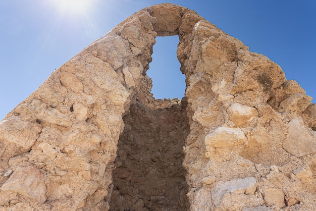 szczegół wnętrza ruin wieży strażniczej pochodzenia arabskiego, Granada