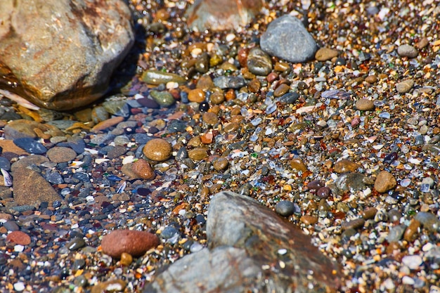 Szczegółowa plaża Glass Beach w Kalifornii pokryta kolorowymi kawałkami szkła