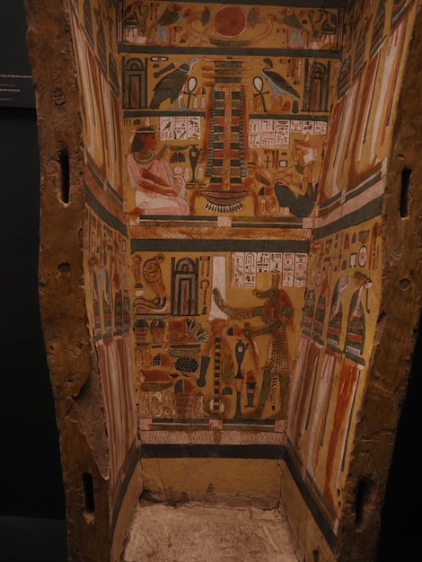 Szczegółowe szczegóły egipskich hieroglifów na sarkofagu