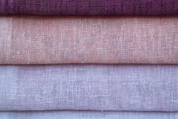 Zdjęcie szczegółowe zbliżenie próbek tkanin i tkanin o różnych kolorach znalezionych na targu tkanin