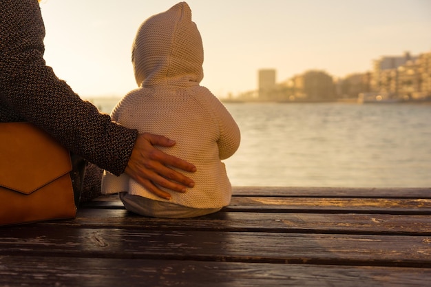 Szczegółowo dłoń matki z dzieckiem o zachodzie słońca na Playa del Cura w nadmorskim mieście Torrevieja Alicante Wspólnota Walencji Hiszpania Morze Śródziemne na Costa Blanca