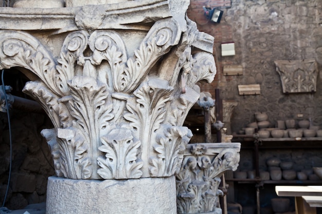 Szczegółowo miejscu w Pompejach. Miasto zostało zniszczone i całkowicie pogrzebane podczas długiej katastrofalnej erupcji wulkanu Wezuwiusz