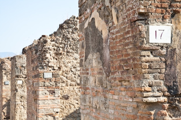 Szczegółowo miejscu w Pompejach. Miasto zostało zniszczone i całkowicie pogrzebane podczas długiej katastrofalnej erupcji wulkanu Wezuwiusz