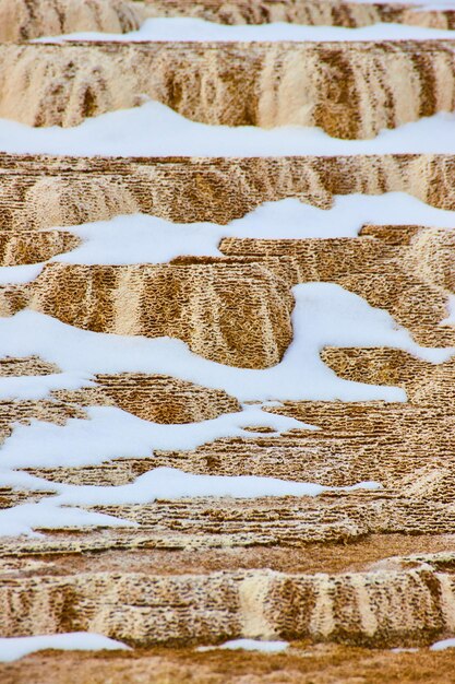 Szczegółowo pokryte śniegiem warstwy tarasu w gorących źródłach Yellowstone