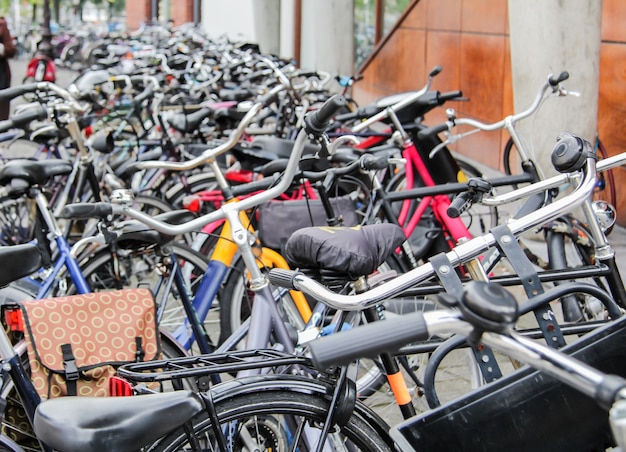 Szczegółowo rowery zaparkowane w centralnej ulicy Amsterdamu