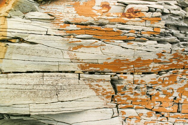 Zdjęcie szczegółowo warstwowa struktura szaro-rdzawego łupka górskiego.