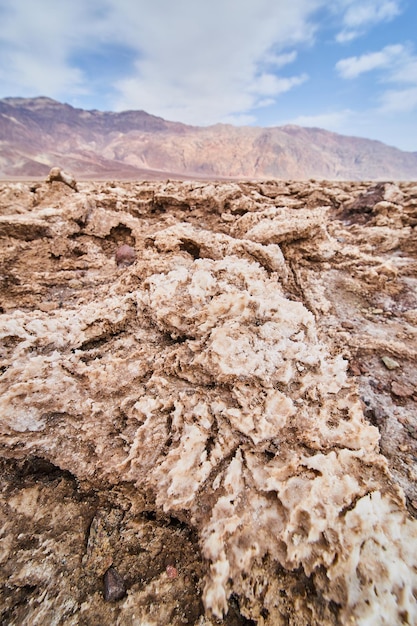 Szczegółowo zerodowane formacje solne w Death Valley na polu golfowym Devils