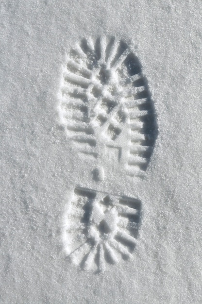 Zdjęcie szczegółowy odcisk podeszwy w głębokim śniegu w tle