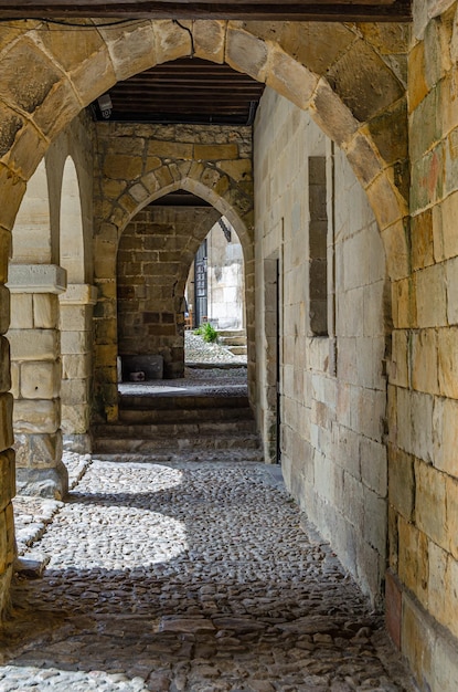 Zdjęcie szczegóły architektoniczne w wiosce santillana del mar w hiszpanii