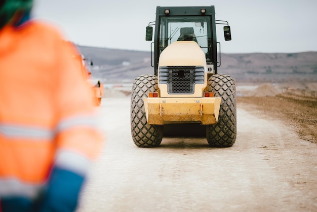 Szczegóły budowy autostrad i dróg pracujących tandemowych maszyn wibracyjnych