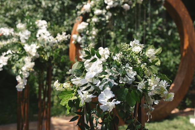 Szczegóły Ceremonia ślubna w plenerze świeżych kwiatów ze świecami