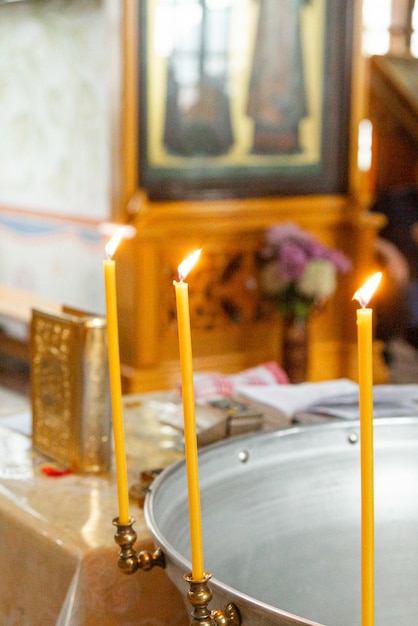 Zdjęcie szczegóły ceremonii chrystianizacji w kościele