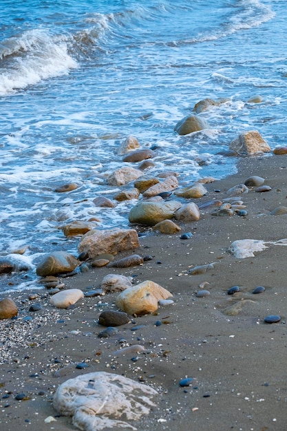 Szczegóły fal morskich docierających do plaży