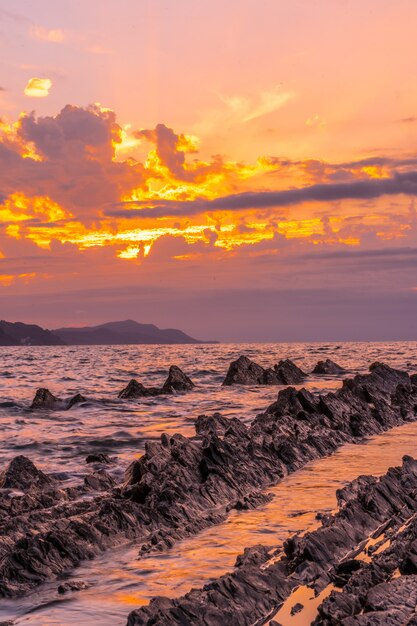 Szczegóły Geoparku O Nazwie Flysch Na Plaży Sakoneta W Miejscowości Deba, Na Zachodnim Krańcu Geoparku Wybrzeża Basków, Guipúzcoa. Kraj Basków