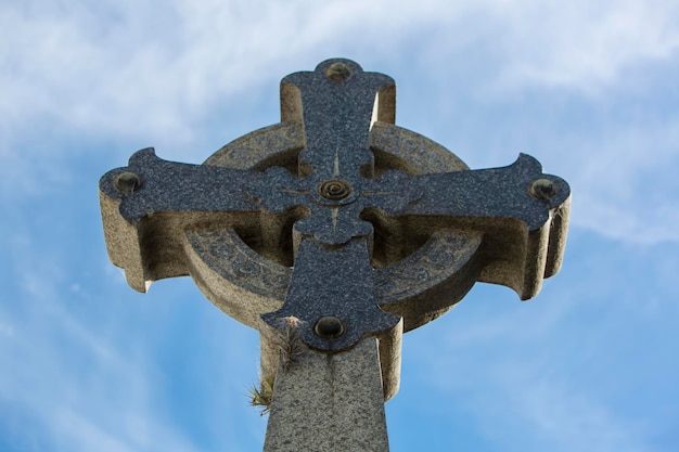 Zdjęcie szczegóły grobu na cmentarzu la recoleta z błękitnym niebem