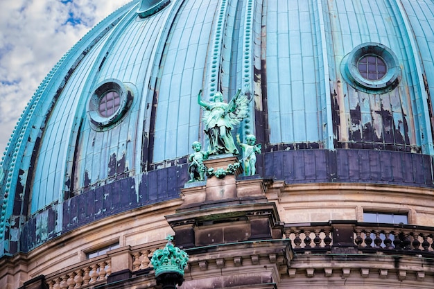 Szczegóły katedry berlińskiej w języku niemieckim Centrum Berlina w Niemczech w Europie. Architektura budynku Berliner Dom. Szczegóły wyglądu zewnętrznego. Religia, Turystyka i święta