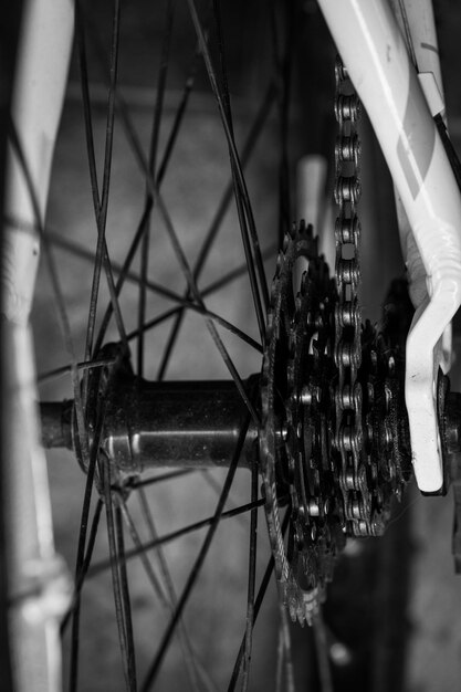 Szczegóły łańcucha rowerowego w czarno-białym zdjęciu łańcuch i koła zębate koło zębate stare i naoliwione