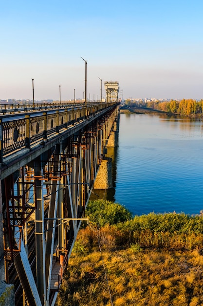 Szczegóły mostu na rzece Dniepr w Kremenczug, Ukraina